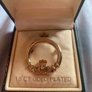 SOLVAR 18 KT GOLD PLATED CLADDAGH BROOCH